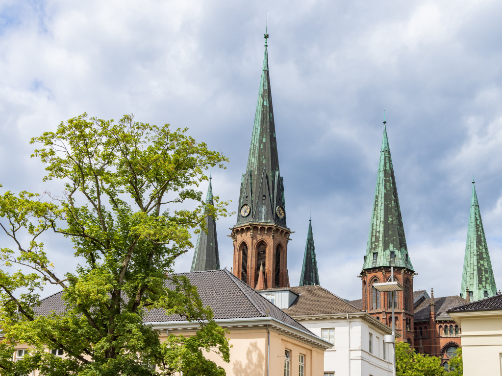 Skyline von Oldenburg mit historischen Kirchtürmen