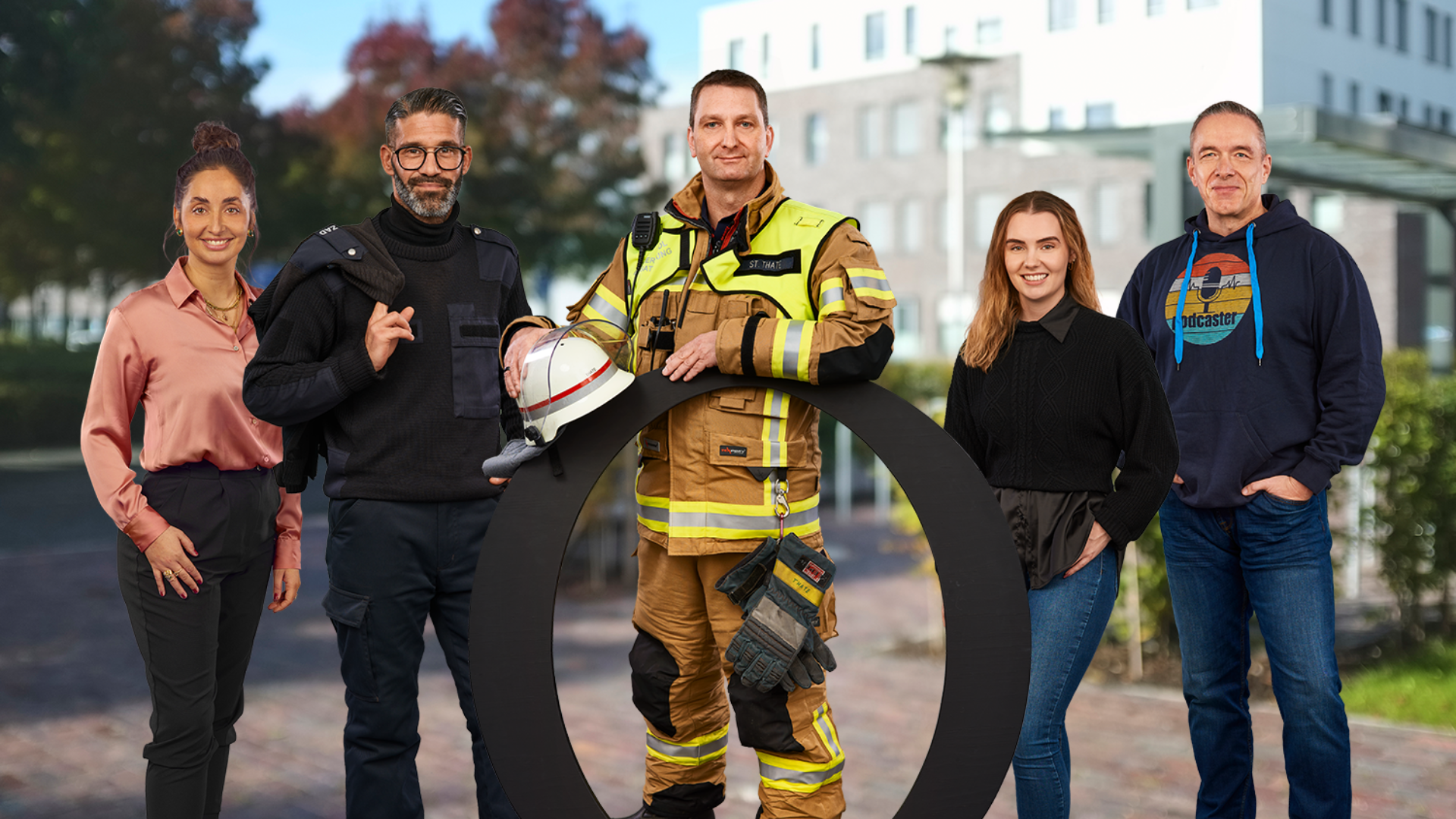 Team der Stadt Oldenburg aus verschiedenen Bereichen vor einem Verwaltungsgebäude