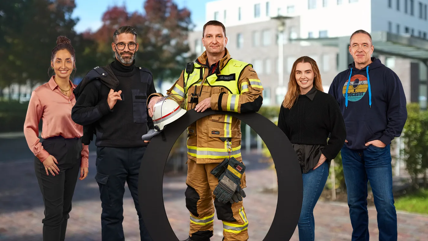 Team der Stadt Oldenburg aus verschiedenen Bereichen vor einem Verwaltungsgebäude